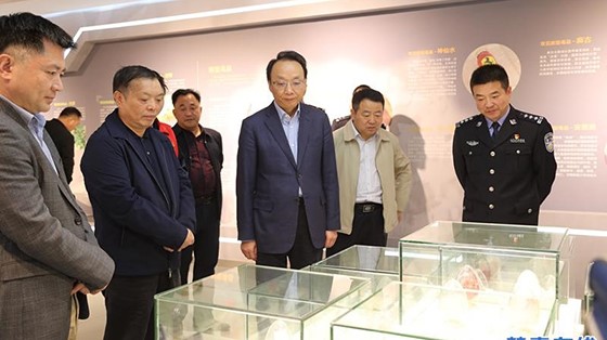 市委常委、政法委書記楊健蒞臨縣禁毒教育基地參觀指導