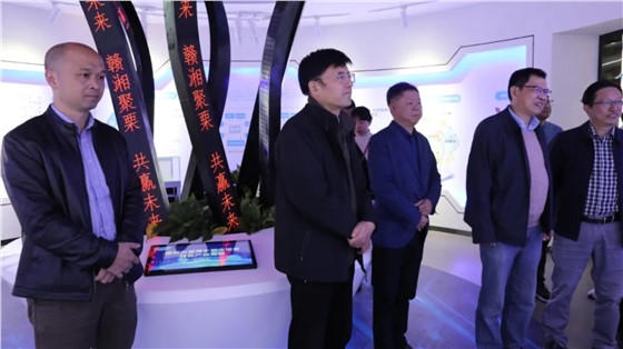省發(fā)改委二級(jí)巡視員曾洪暉一行來上栗調(diào)研指導(dǎo)工作，并參觀由立標(biāo)展覽布展的贛湘合作產(chǎn)業(yè)園展示館